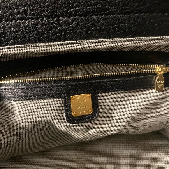MCM LEATHER HANDBAG like new this bag is in EXCELLENT CONDITION W17 x L 12 - Picture 4 of 8